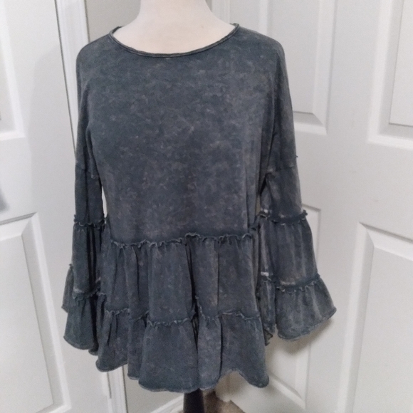 Altar'd State Tops - Altar’d State Women's Tiered Long Sleeved Ruffled Top Size Medium